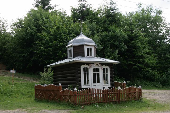 32.jpg - Przydrożna kapliczka, które widuje się często na Ukrainie.