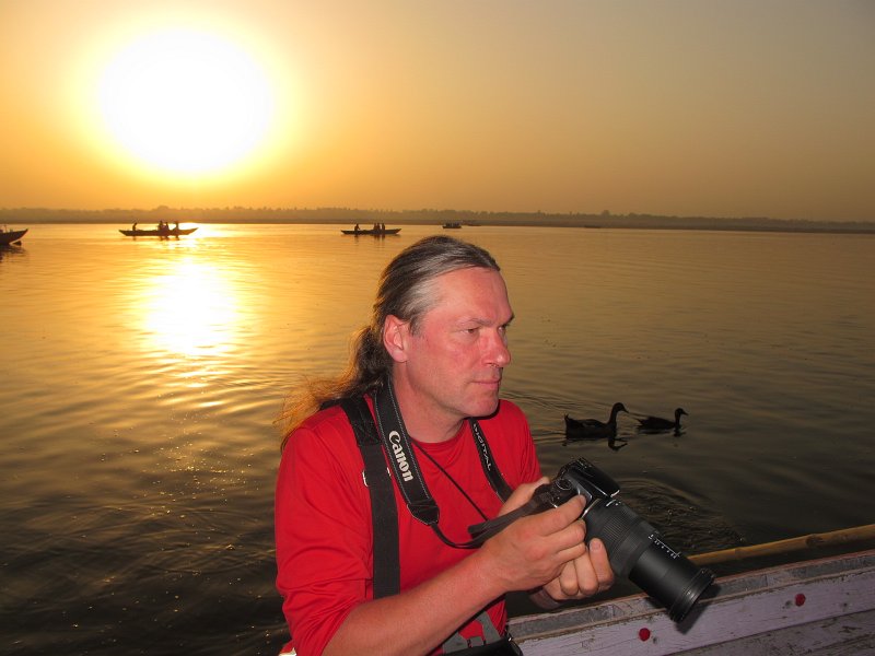 162.jpg - O świcie udaliśmy się w rejs łodzią po Gangesie.