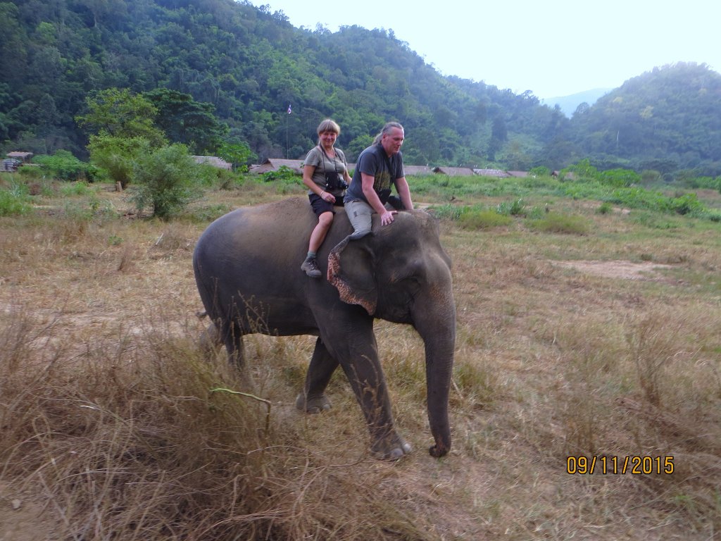 040.jpg - Przejażdżka na słoniach… „na oklep”.