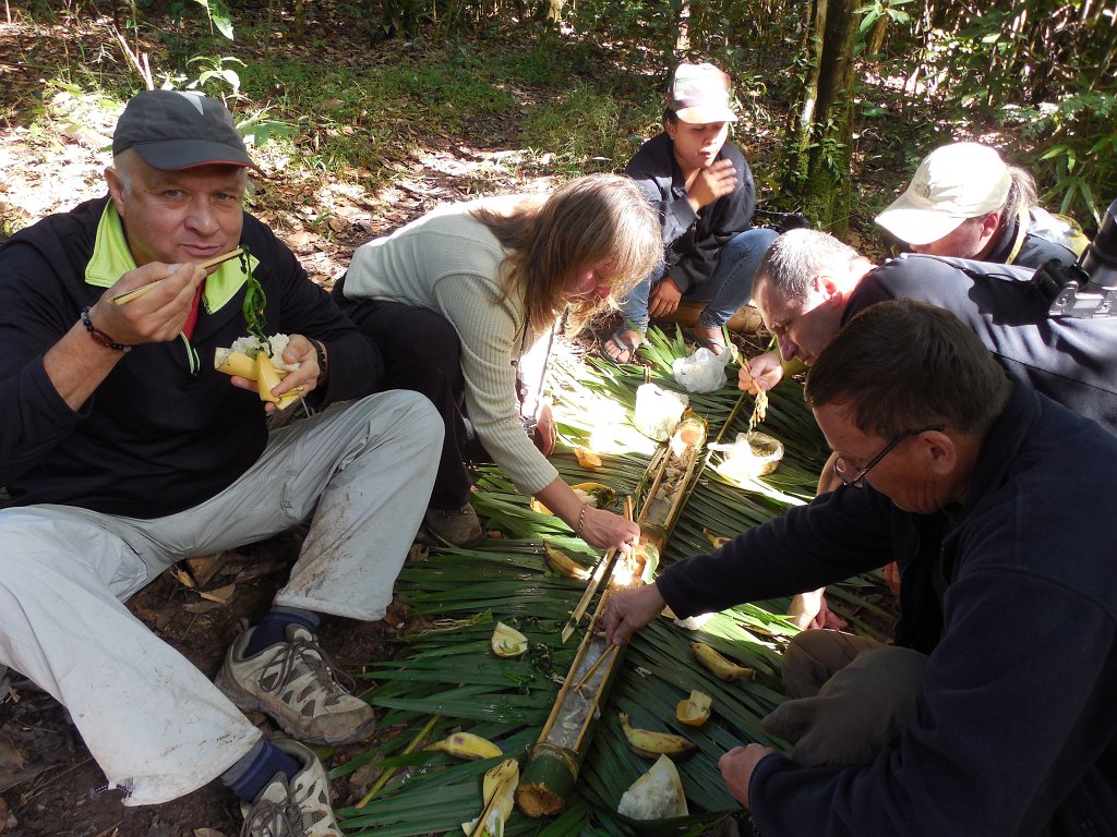 074.jpg - Jedliśmy pałeczkami wystruganymi z bambusa i łyżkami wykonanymi z płatków kwiatu bananowca.