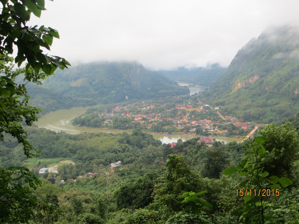 096.jpg - Widok z góry na wioskę Nong Khiaw.