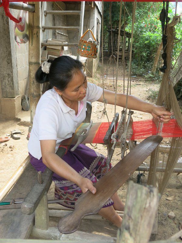 108.jpg - W tradycyjnej spódnicy laotańskiej.