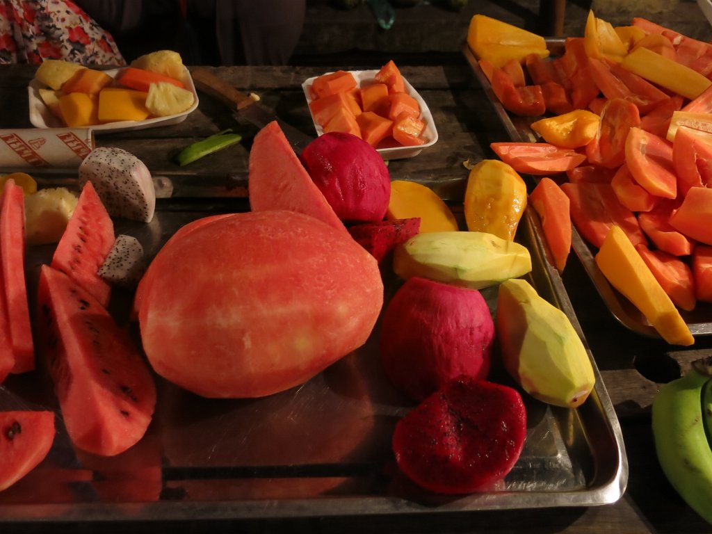 121.jpg - Objadaliśmy się lokalnymi owocami: mango, papają, ananasami, melonami, arbuzami i pitają.