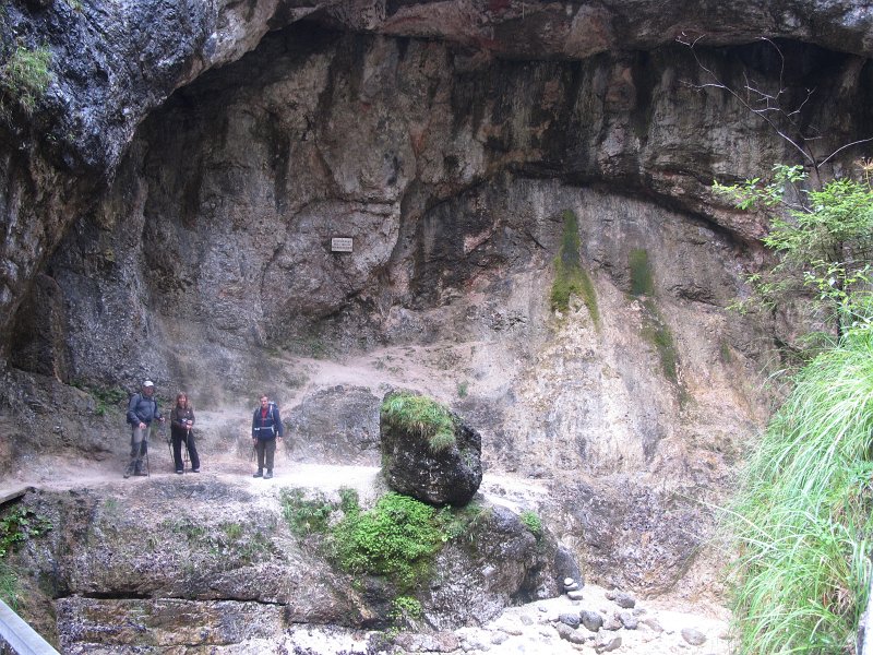 006.jpg - Marek, Ela i Sławek podziwiają formacje skalne.